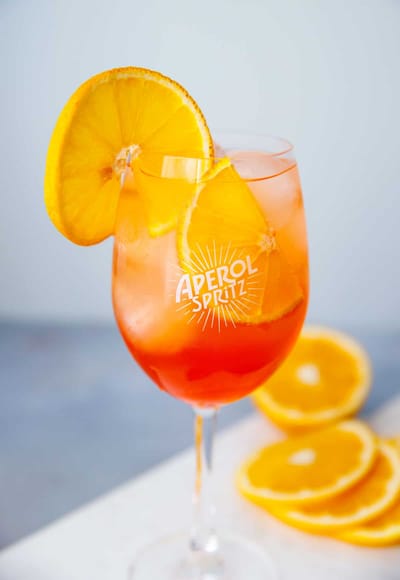 Aperol Spritz：橙色气泡的午后