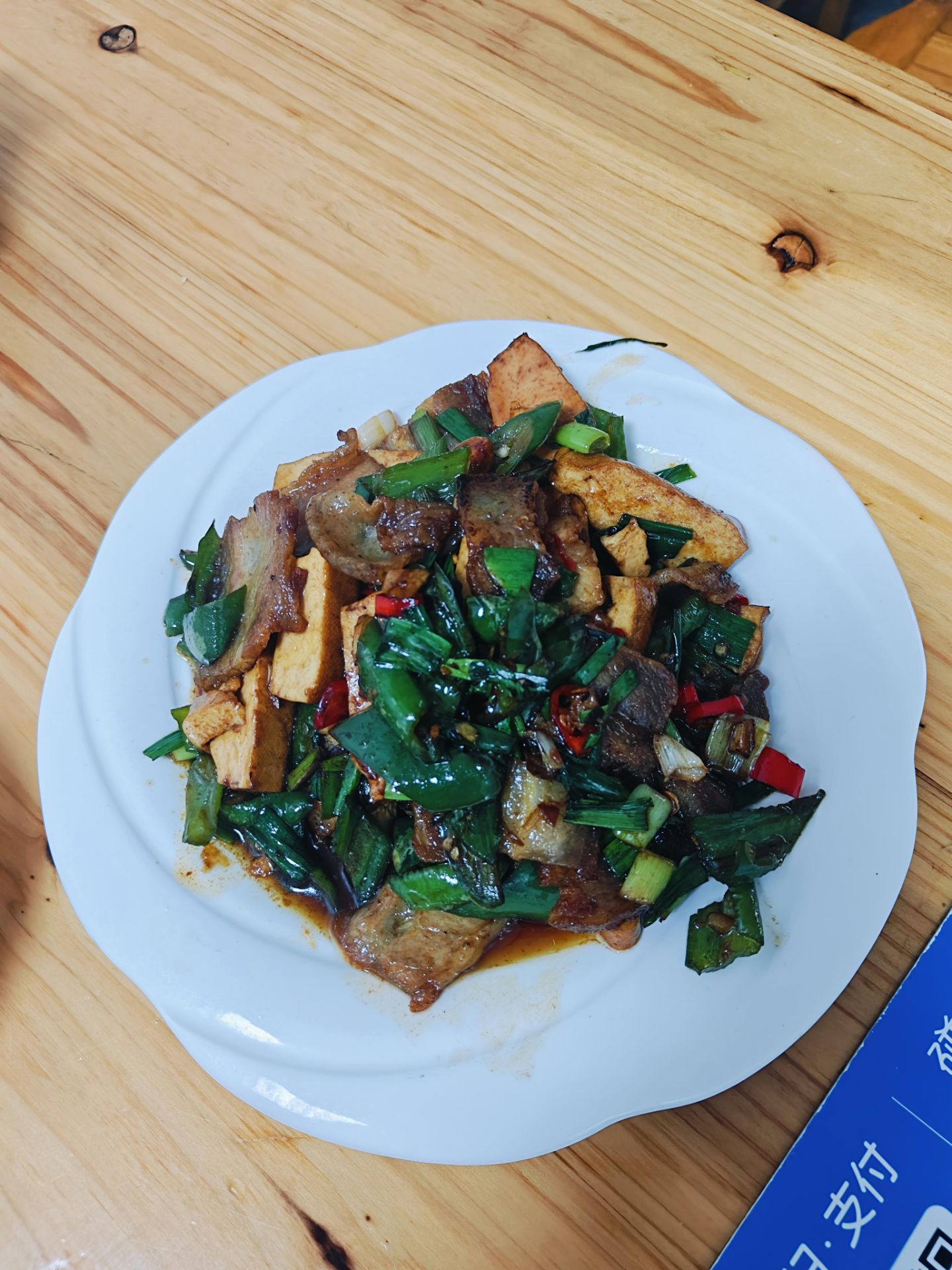 我在同一家店吃了半年的香干回锅肉，老板收我为徒，教我学做菜