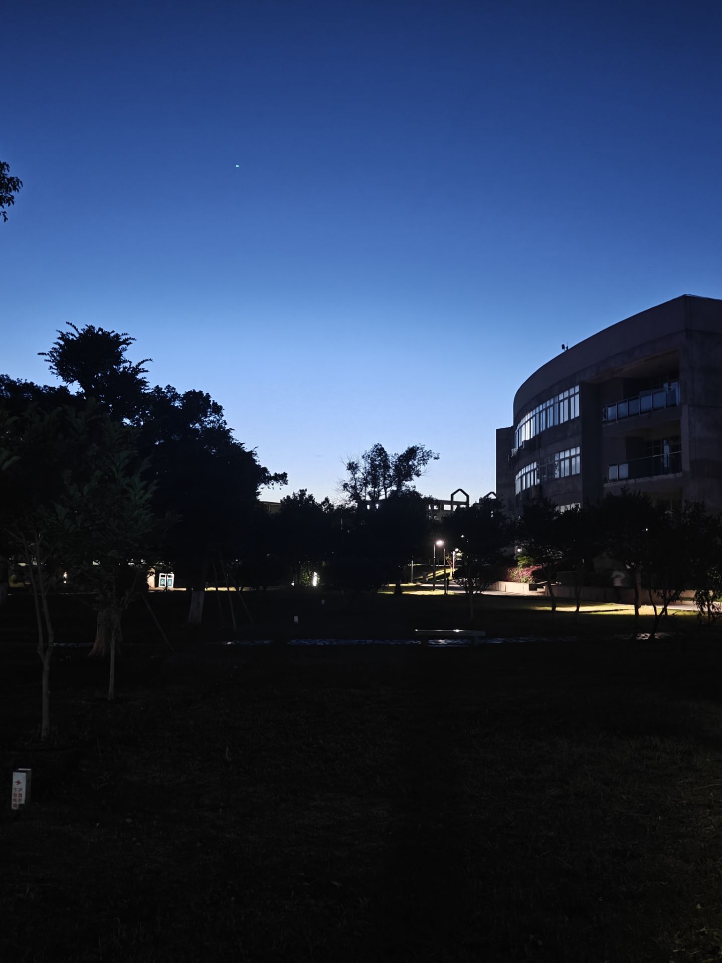 暑期的学校的夏夜，沁人心脾的夜空。